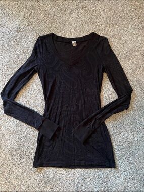 BKE Black Long-Sleeve V-Neck Paisley Texture Top
